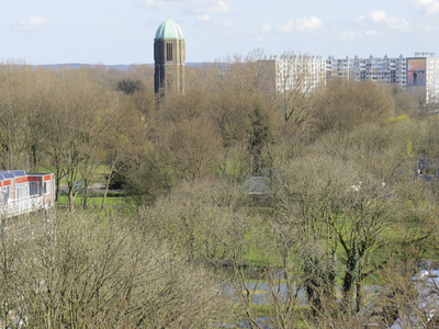 907220 Overzicht van het Watertorenpark, met de watertoren, in de wijk Overvecht, vanaf een flat aan de Haarlemmerhoutdreef.